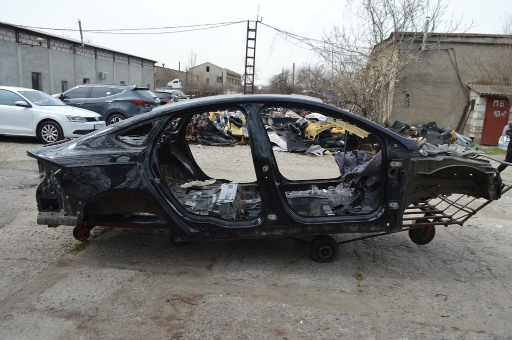 Стойка кузовная центральная правая Ford Fusion mk5 13- (06) черная на кузове