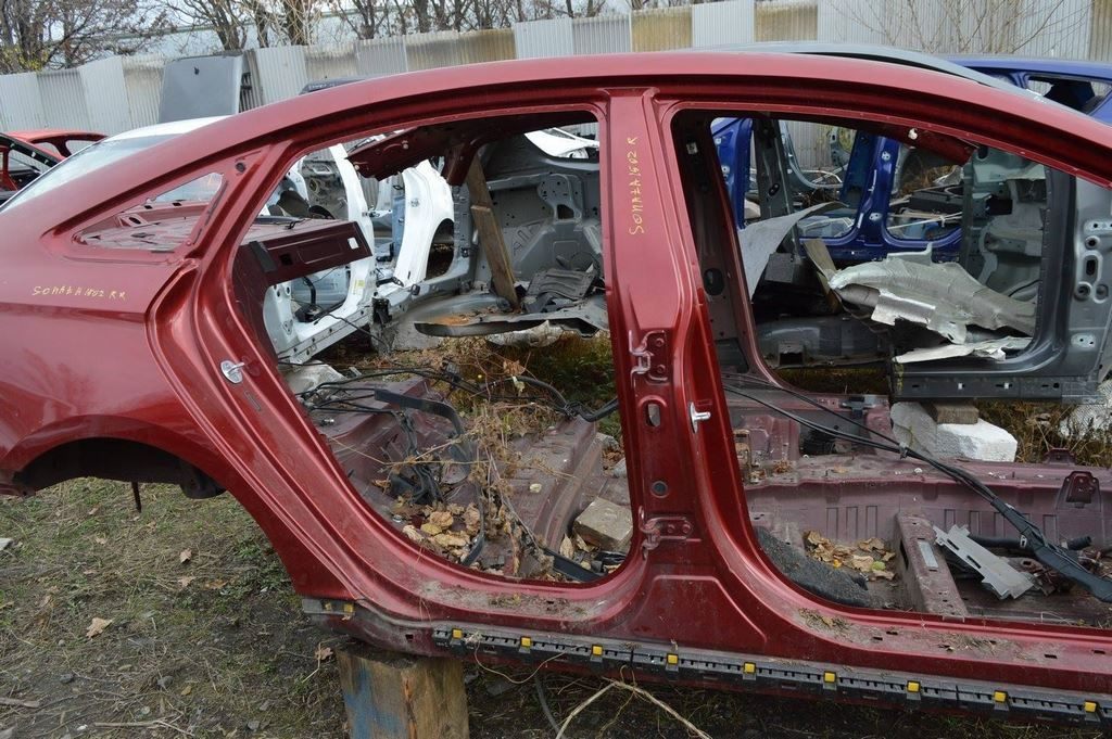 Стойка кузовная центральная правая Hyundai Sonata 15-17 usa красная,цвет TR (02)
