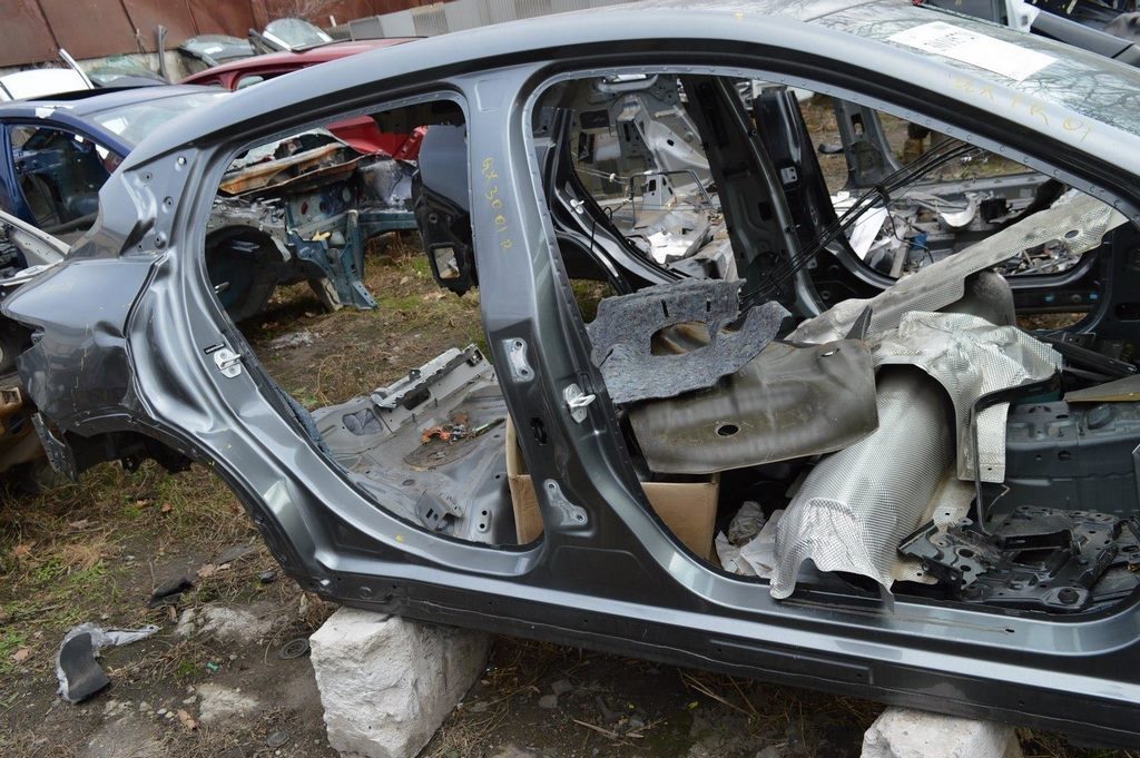 Стойка кузовная центральная правая Infiniti QX30 17- (01) графит цвет KAD