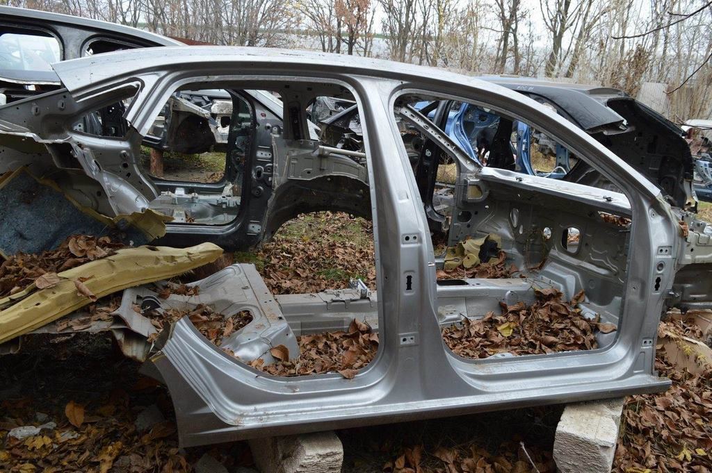Стойка кузовная центральная правая VW Jetta 19- серебро (01) с закатом задним