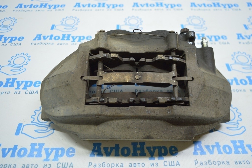 Суппорт перед лев Lexus LS460 LS600h 07-12 4 поршня