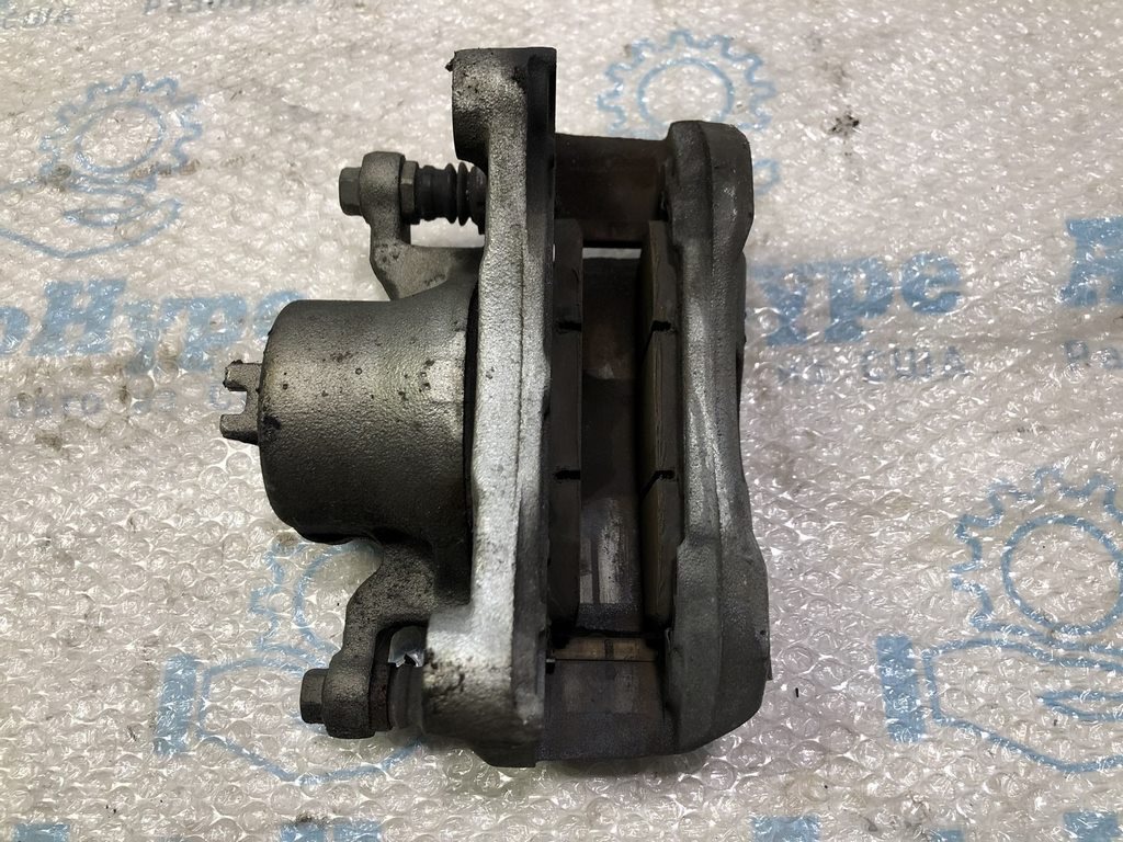 Суппорт перед лев Nissan Sentra 13-19 1.6