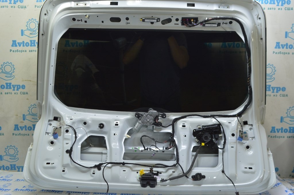 Трос доводчика двери багажника VW Touareg 18-
