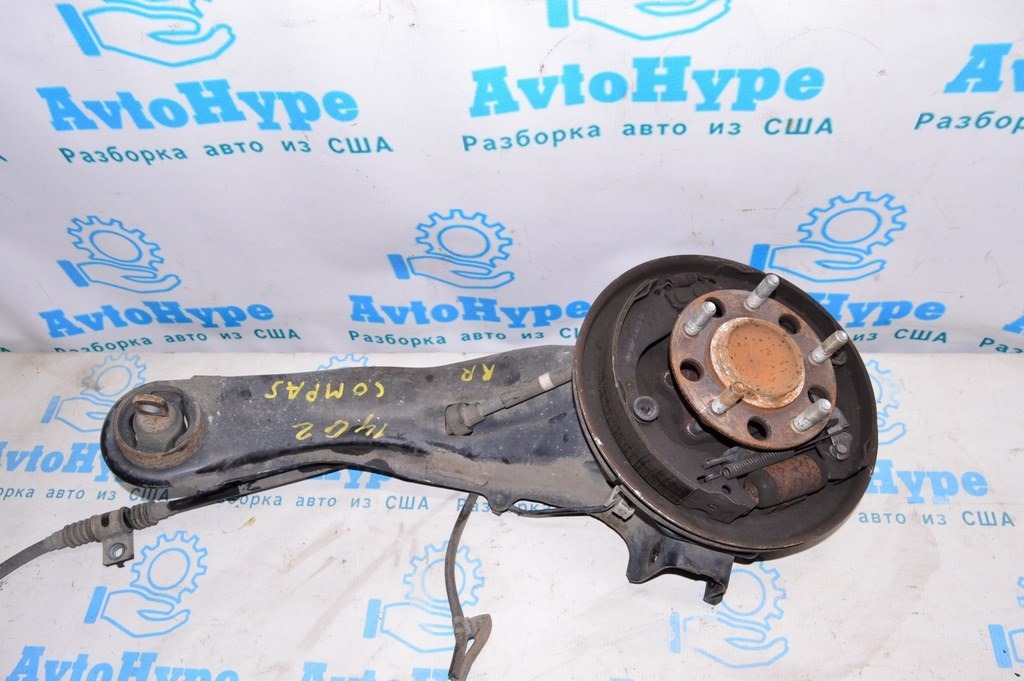 Цапфа зад прав Jeep Compass 11-16 с рычагом (02)