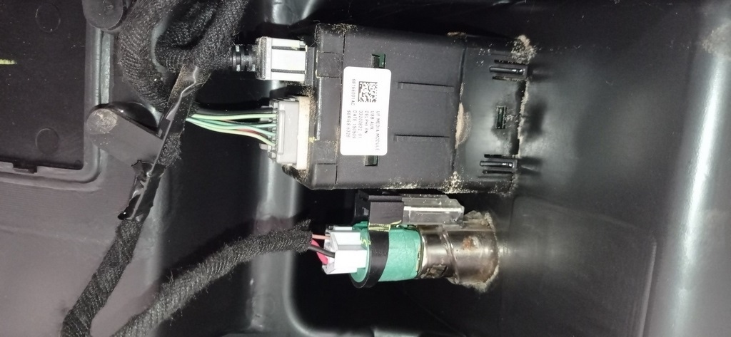 UF Media Module USB/AUX Chrysler 200 15-17