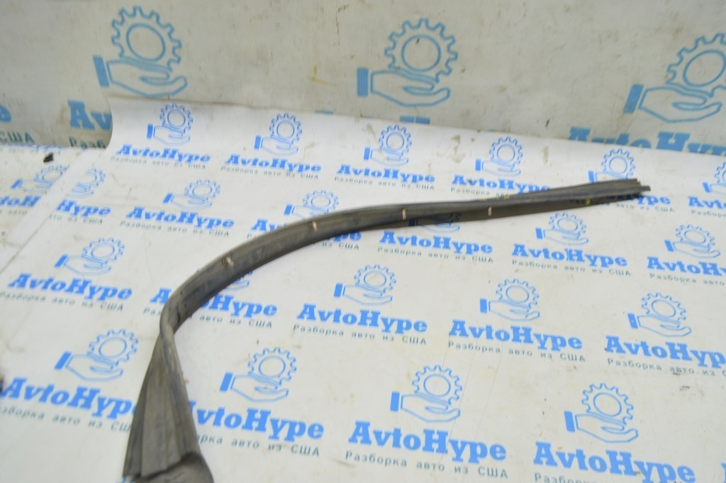 Уплотнитель двери нижний зад лев Toyota Sequoia 2008-2022 — фото 4