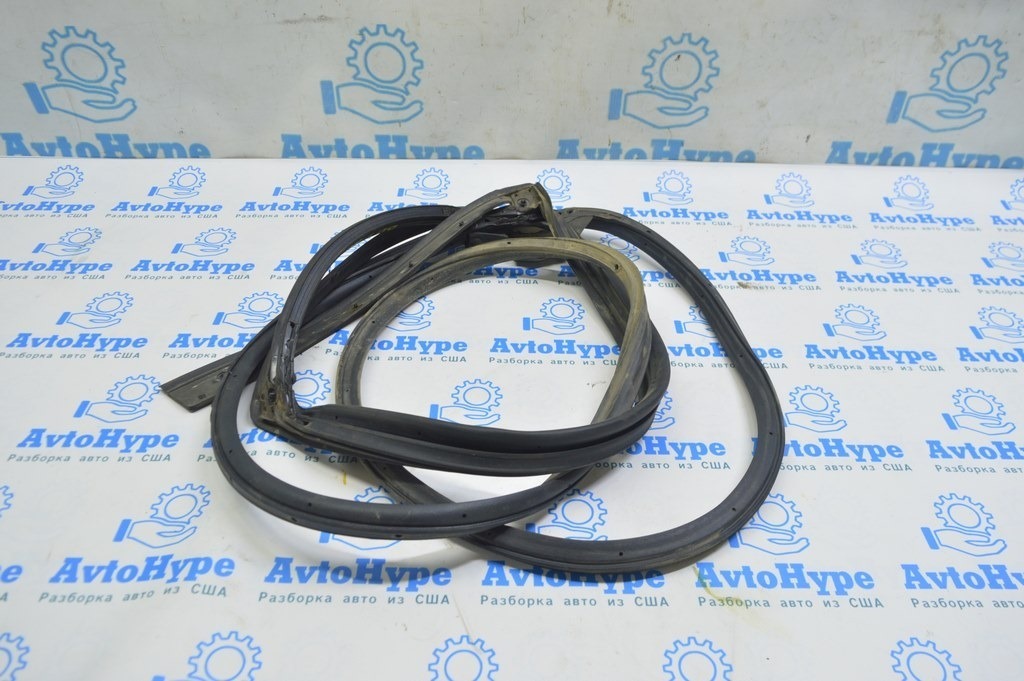 Уплотнитель двери зад лев Subaru Outback 15-19
