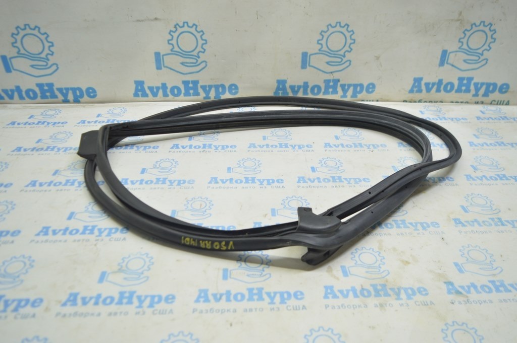 Уплотнитель двери задней правой Toyota Camry v50 12-14 usa\euro