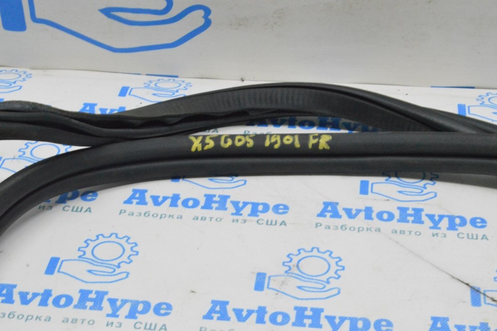 Уплотнитель дверного проема перед прав BMW X5 G05 19-24 — фото 2