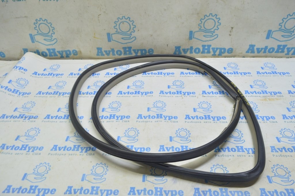 Уплотнитель дверного проема задний правый Lexus RX300 RX330 RX350 RX400H 04-09 серый