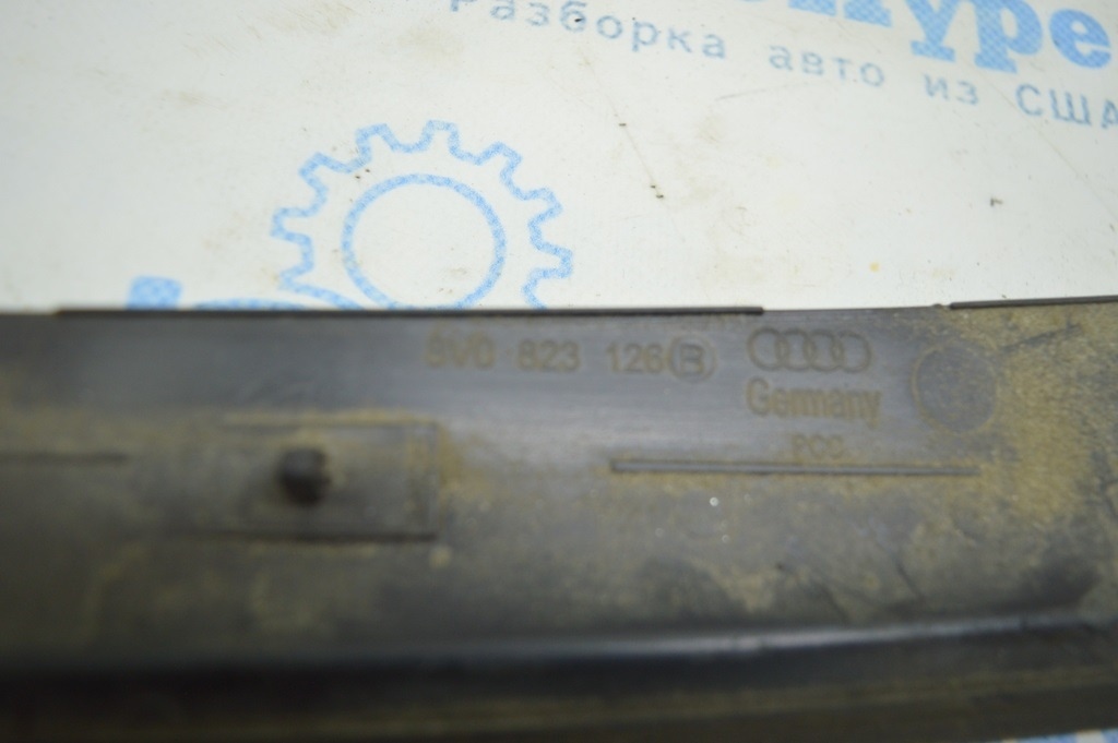 Уплотнитель капота Audi A3 8V 15-20 пластик трещина (01) — фото 4