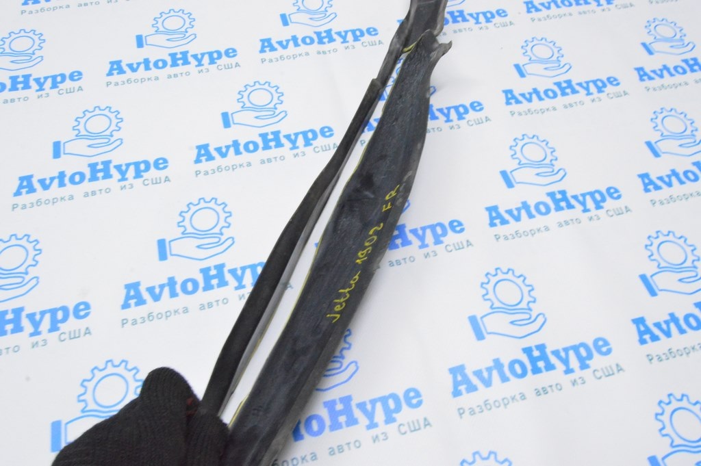 Уплотнитель крыла дверь-крыло прав VW Jetta 19- (02) треснут — фото 4