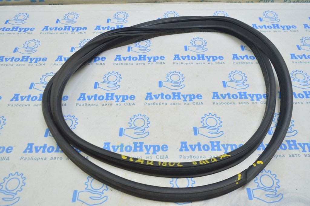 Уплотнитель крышки багажника Honda Clarity 18-21 usa (02) порван