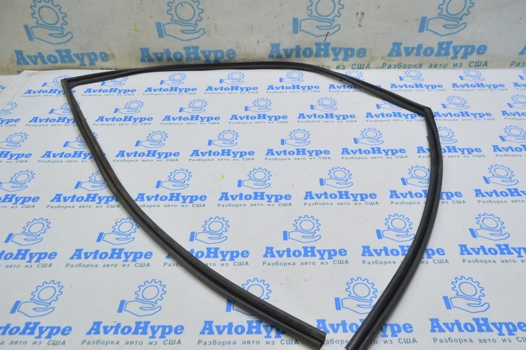 Уплотнитель стекла передний правый Lexus RX300 RX330 RX350 RX400h 04-09