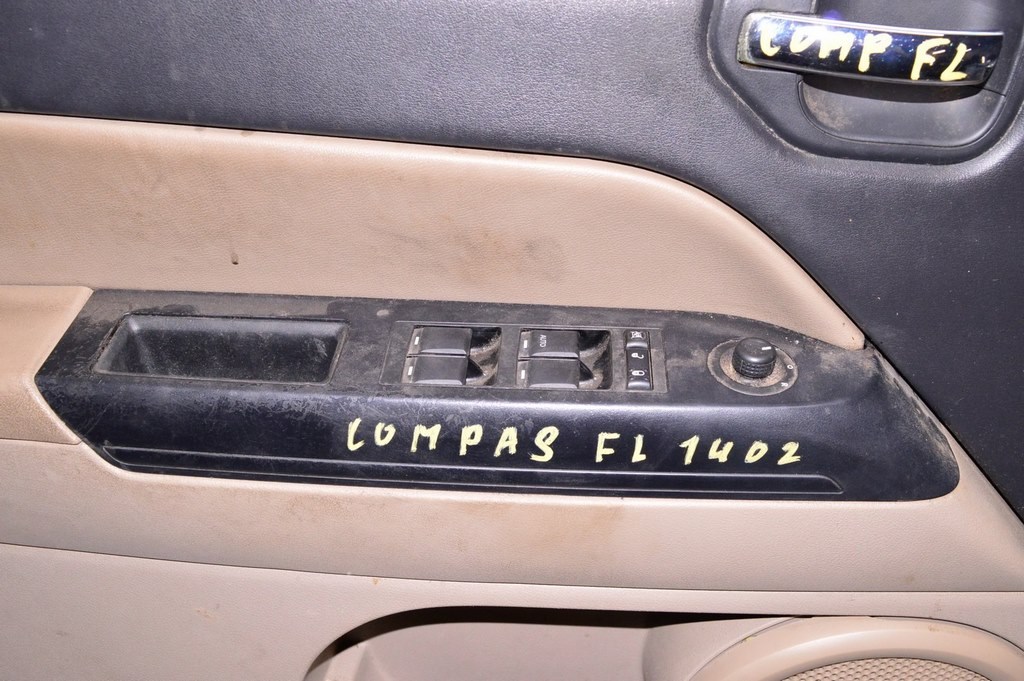 Управление стеклоподъемником перед лев Jeep Compass 11-16 (02) запилен