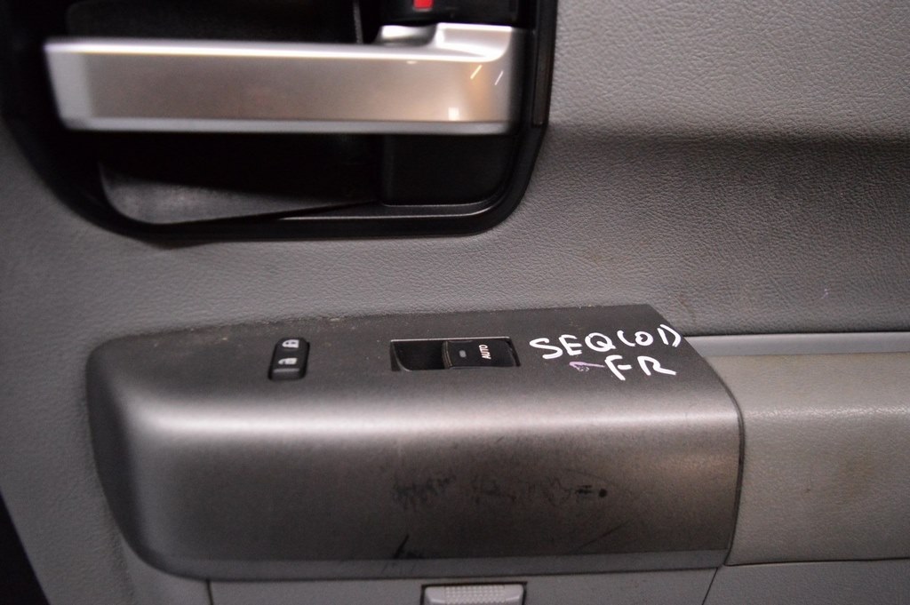 Управление стеклоподъемником перед прав Toyota Sequoia 2008-2022 (01) царапины