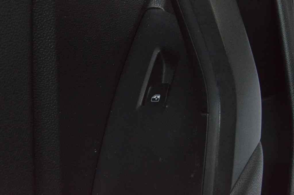 Управление стеклоподъемником зад лев VW Jetta 19-