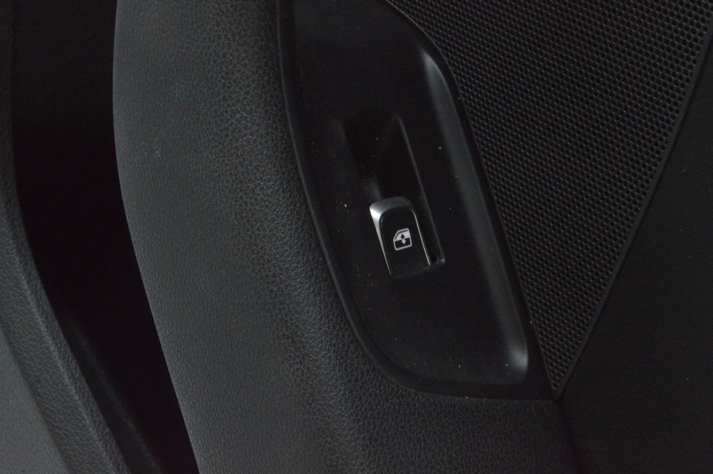 Управление стеклоподъемником зад прав Audi A3 8V 15-20