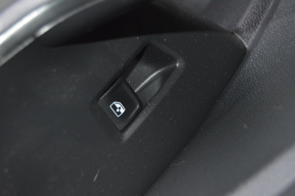 Управление стеклоподъемником задним правым VW Jetta 19-20 черн, auto