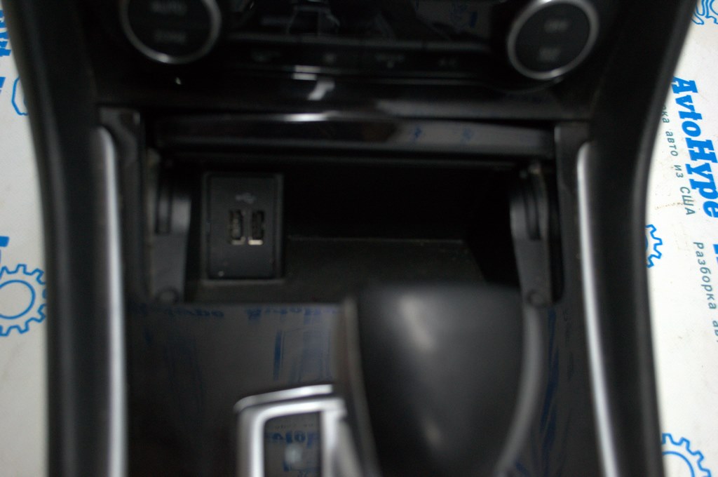USB Hub Infiniti QX30 17- (03)