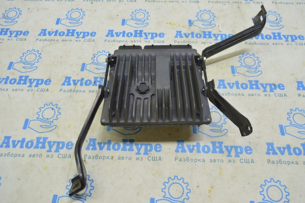 Верхний кронштейн блока ECU компьютера двигателя Toyota Highlander 20-22 3.5