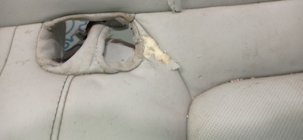 Задний ряд сидений (2 ряд) Chevrolet Volt 16- кожа серое деф. погрызли мыши — фото 3
