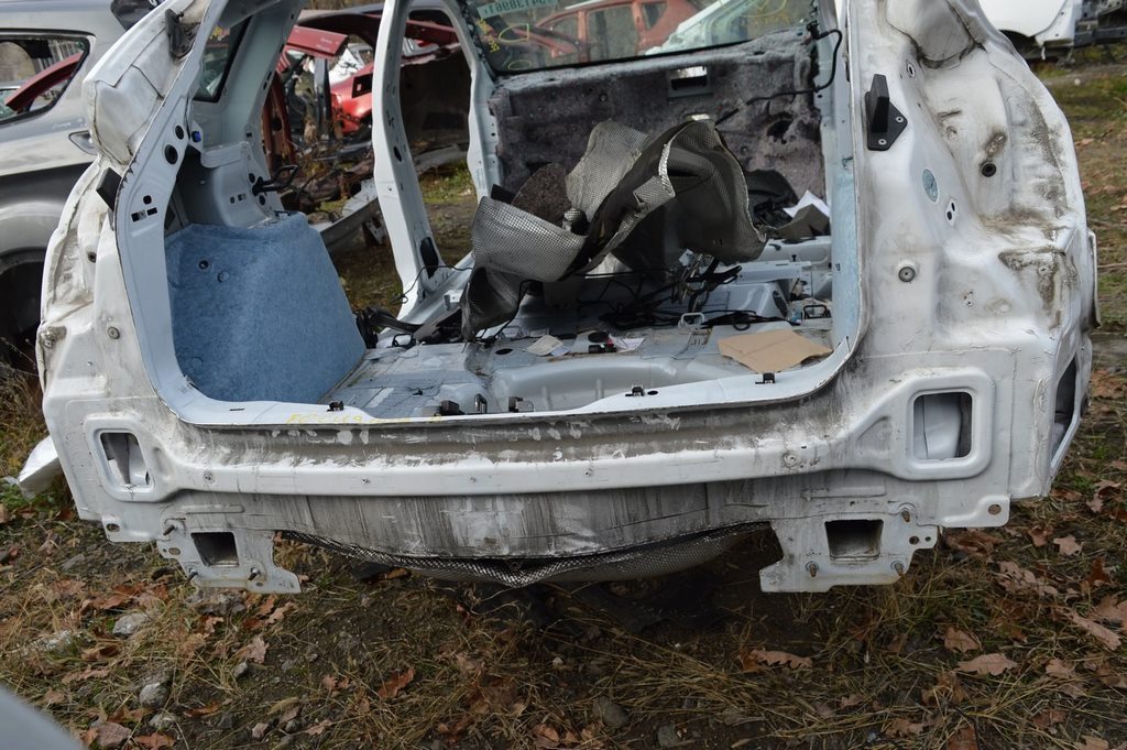Задняя панель Ford Focus mk3 11-18 5d в сборе 2 части (06) белый цвет YZ