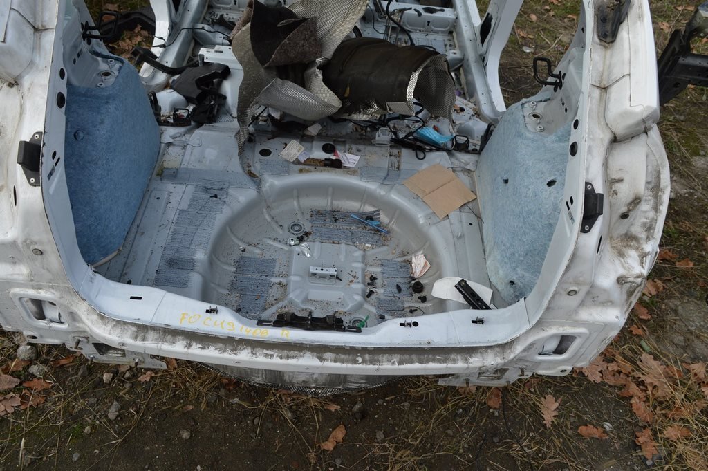 Задняя панель Ford Focus mk3 11-18 5d в сборе 2 части (06) белый цвет YZ — фото 2