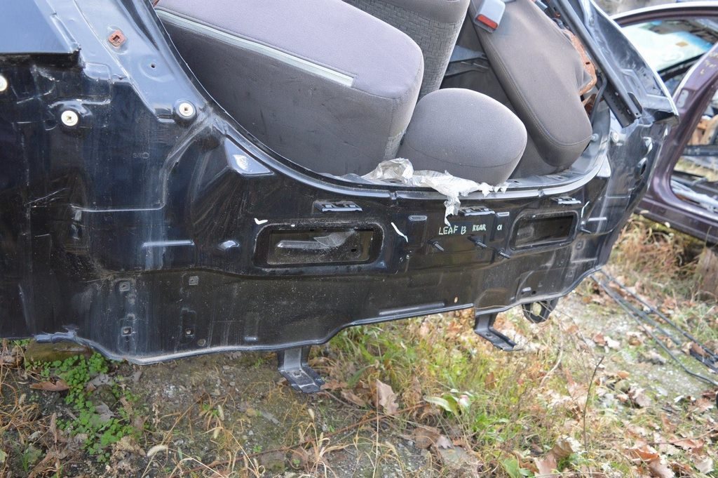 Задняя панель Nissan Leaf 13-17 (01) черная