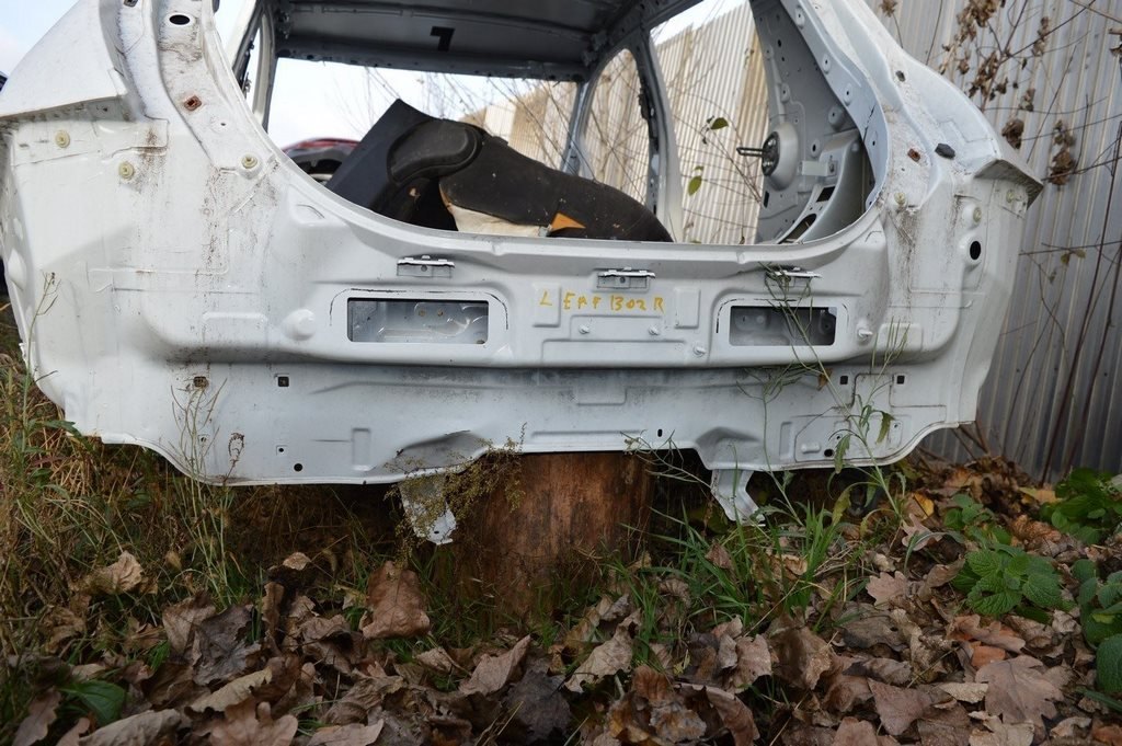 Задняя панель Nissan Leaf 13-17 (02) белая