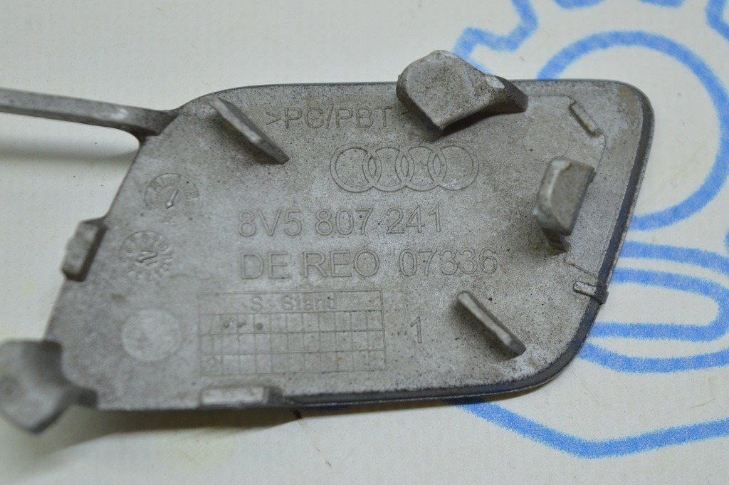 Заглушка буксир крюка переднего бампера Audi A3 8V 15-16 — фото 3