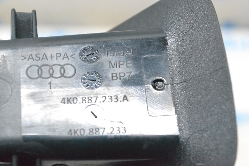 Заглушка Isofix заднего ряда сидений Audi A7 C8 19-25 черная — фото 2