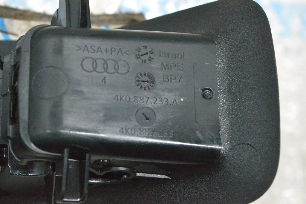 Заглушка Isofix заднего ряда сидений Audi A7 C8 19-25 черная — фото 4