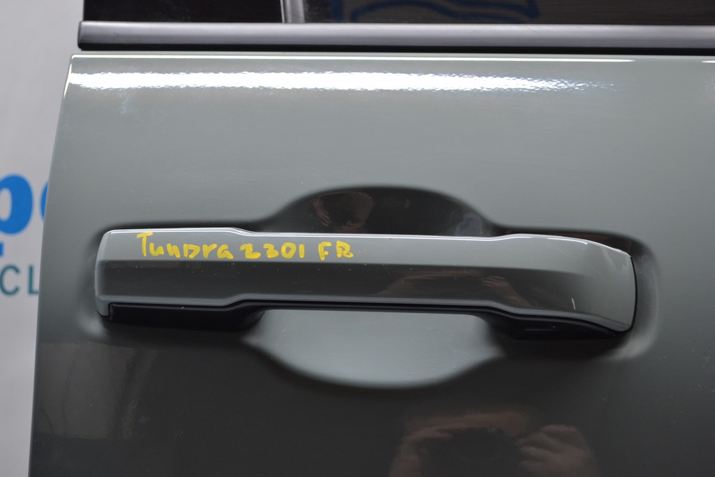 Заглушка внешней ручки перед прав Toyota Tundra 22- (01) цвет 6X3