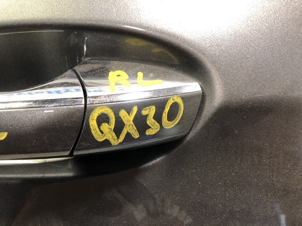 Заглушка внешней ручки зад лев Infiniti QX30 17-