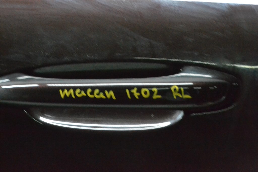 Заглушка внешней ручки задней левой Porsche Macan 15-24 (02)