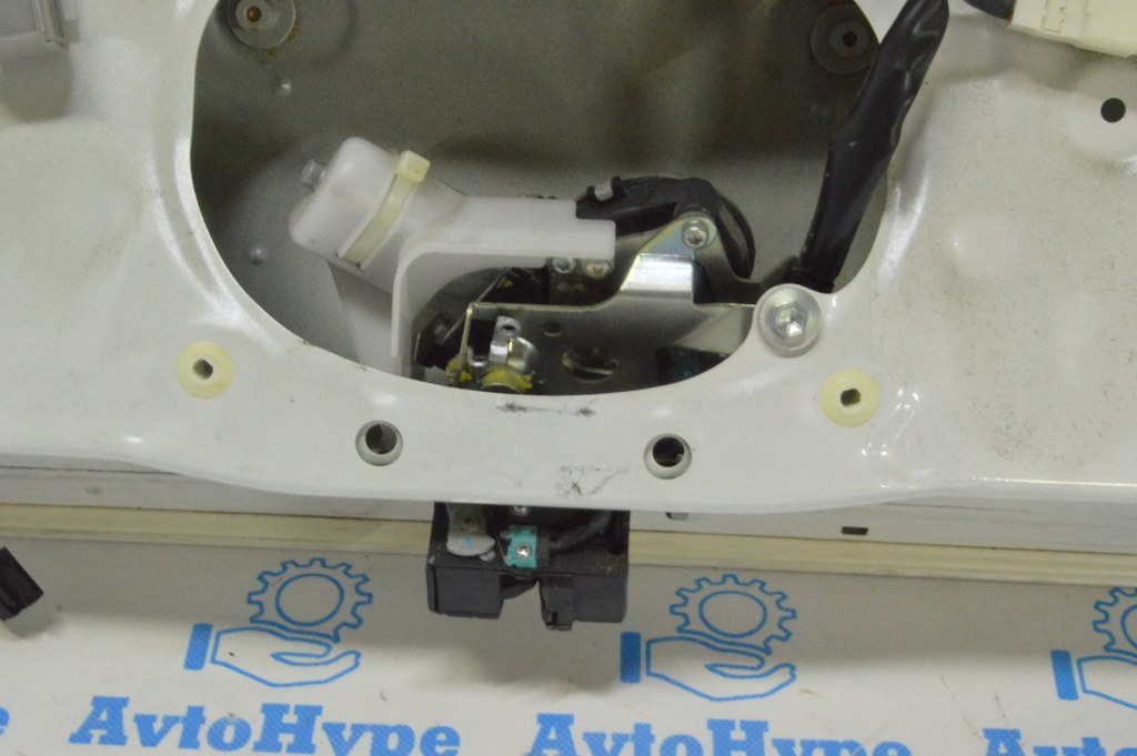 Замок двери багажника Lexus RX350 RX450h 10-15