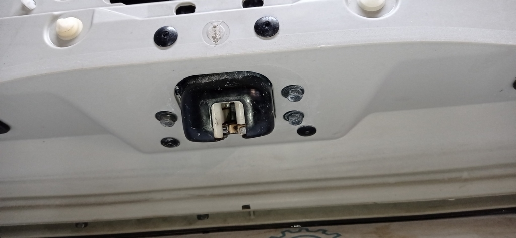 Замок двери багажника Nissan Rogue 14-