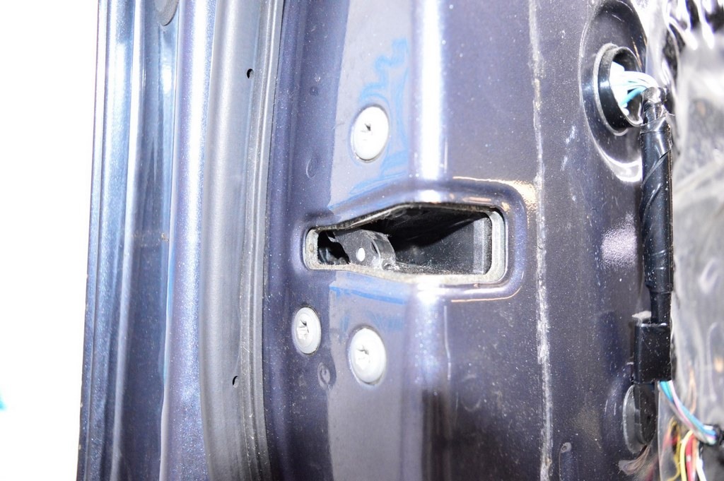Замок двери перед лев Toyota Sequoia 2008-2022