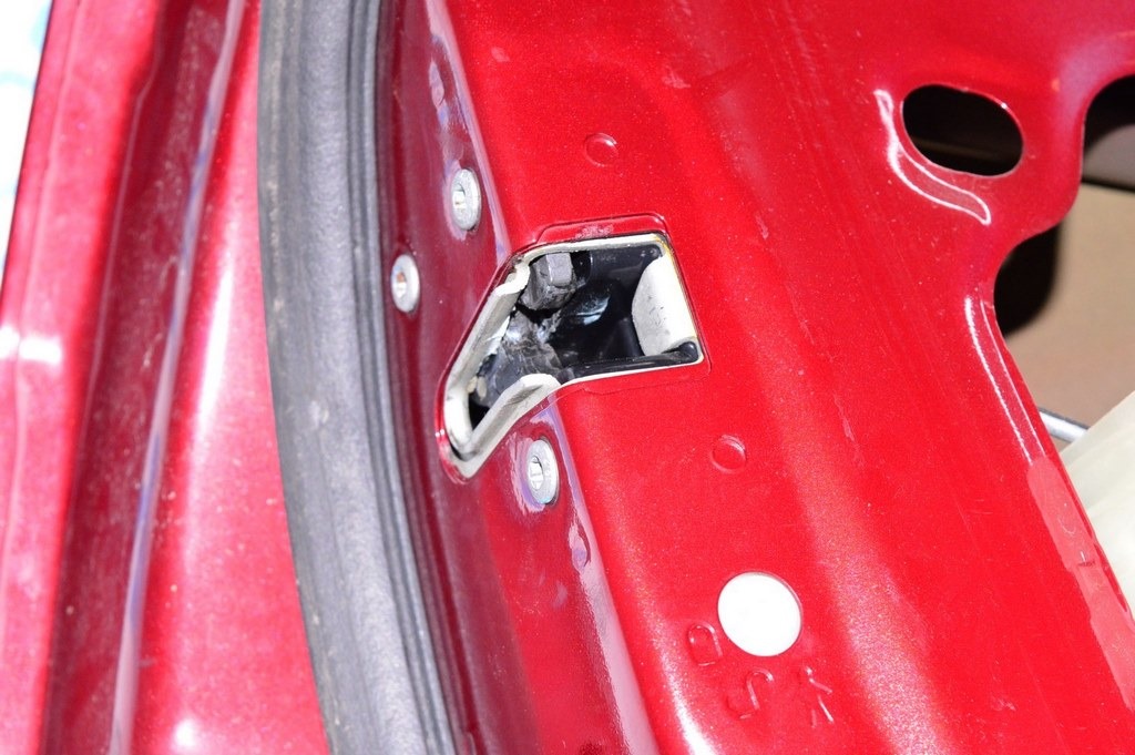 Замок двери зад лев Jeep Compass 11-16