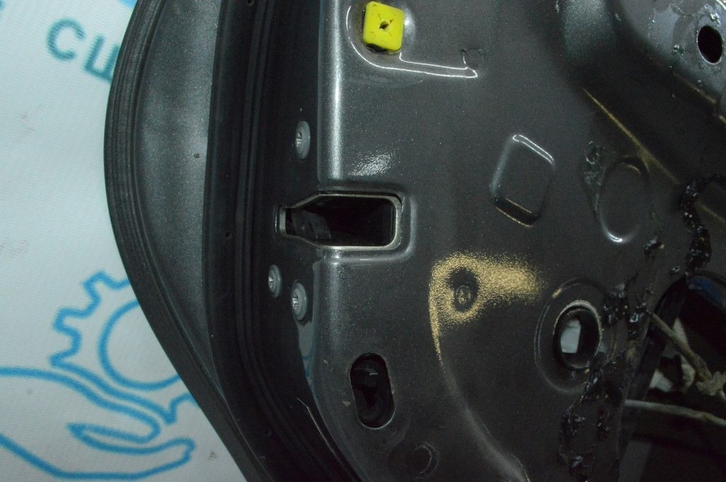Замок двери зад лев Toyota Avalon 05-12