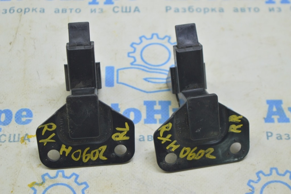 Защелка задней полки багажника правая Lexus RX300 RX330 RX350 RX400h 04-09