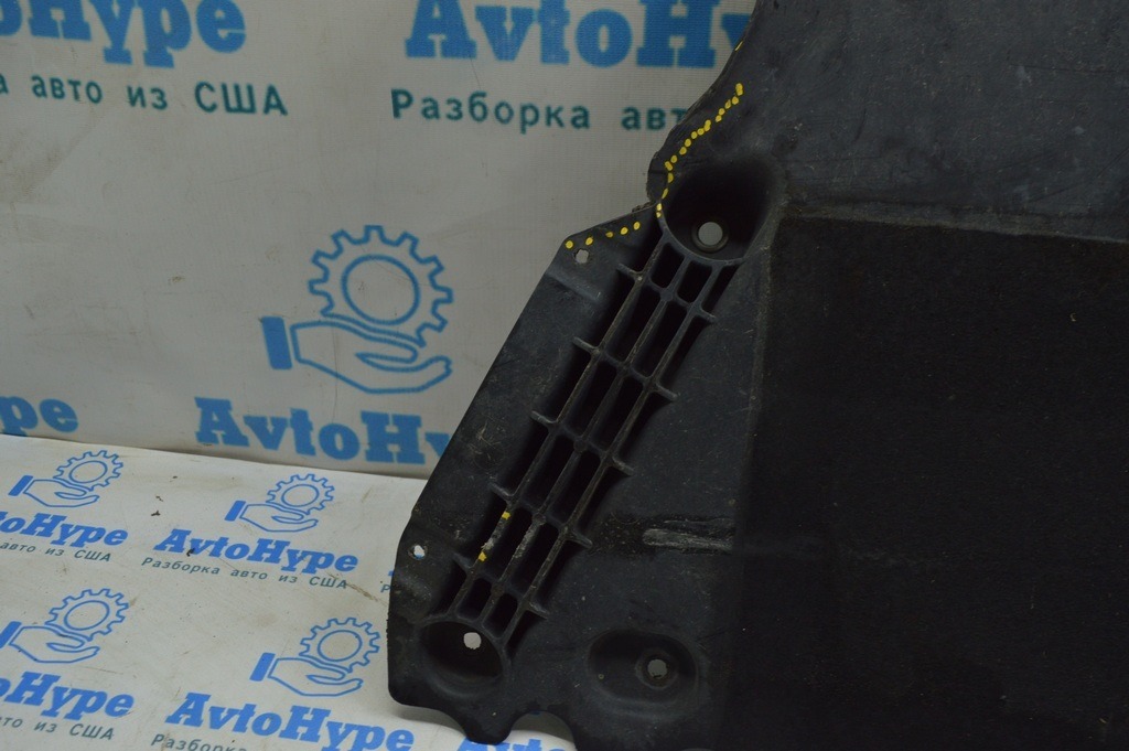 Защита двигателя Audi A4 B9 17-19 (01) оплавлена, трещины — фото 4