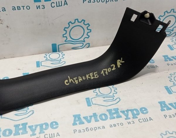 Обшивка двери багажника левая Jeep Cherokee KL 14- черн 1UD12DX9AB