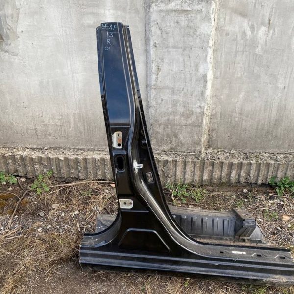 Стойка кузовная центральная правая Nissan Leaf 13-17 (01) черная отрезана G6570-3NFMA