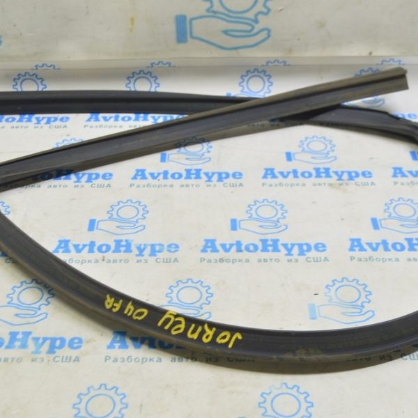 Уплотнитель стекла перед прав Dodge Journey 11- 5076870AF