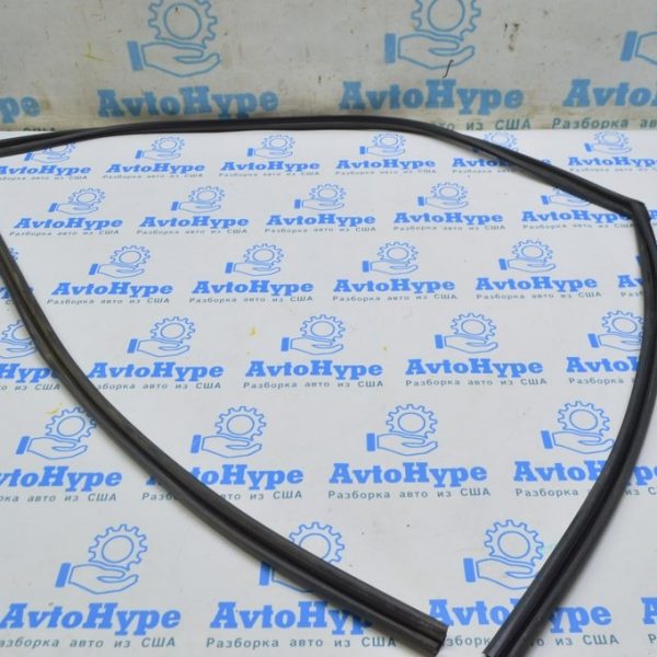 Уплотнитель стекла передний правый Lexus RX300 RX330 RX350 RX400h 04-09 68141-48031