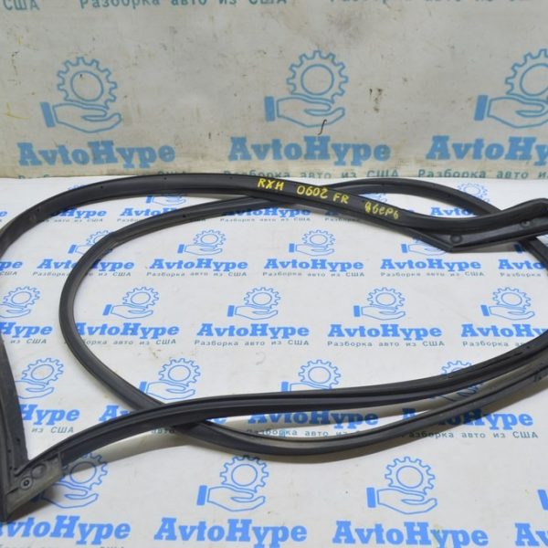 Уплотнитель двери передней правой Lexus RX300 RX330 RX350 RX400h 04-09 67861-48030