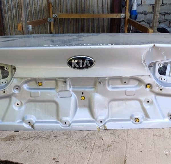 Крышка багажника Kia Optima 14-15 рест 2.4 серебро (03) дефект ( немного прижата ) 8/10 692002T510