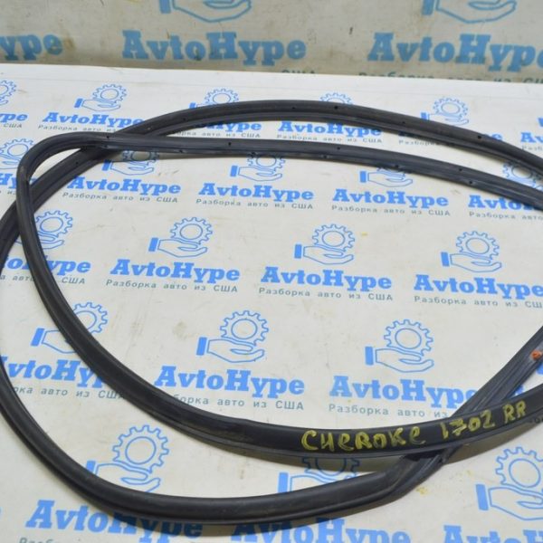 Уплотнитель двери зад прав Jeep Cherokee KL 14- 68225188AB